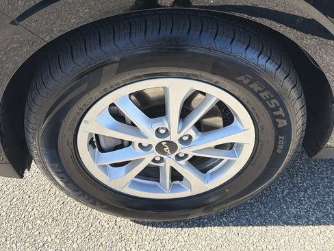 Used 2024 Kia Carnival LX image 20