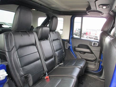 Used 2018 Jeep Wrangler Unlimited Sahara image 17