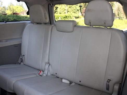 Used 2011 Toyota Sienna XLE w/ Entertainment Pkg FWD image 18