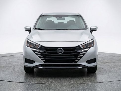 Used 2025 Nissan Versa SV image 2