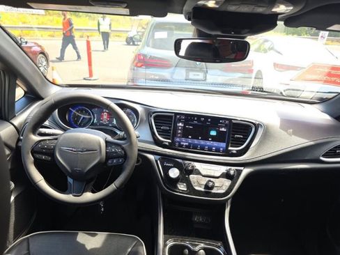 Used 2025 Chrysler Pacifica Limited FWD image 18