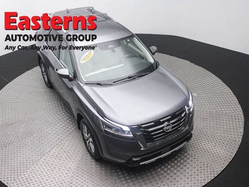 Used 2023 Nissan Pathfinder SL AWD/4WD image 3