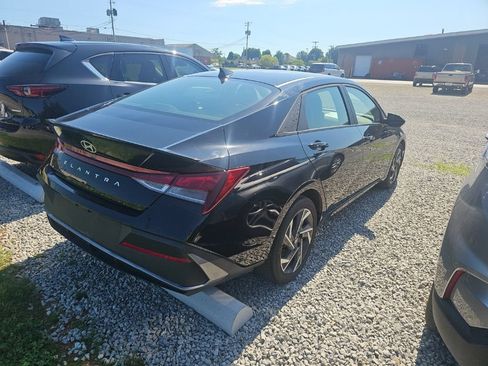 Used 2025 Hyundai Elantra Sport w/ Cargo Package FWD image 8