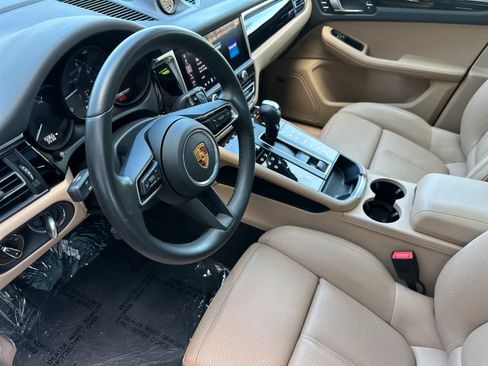 Certified 2022 Porsche Macan AWD/4WD image 4