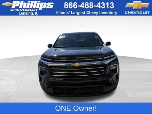 Used 2025 Chevrolet Traverse LT image 2