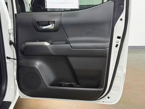 Used 2018 Toyota Tacoma TRD Off-Road w/ Technology Package image 21