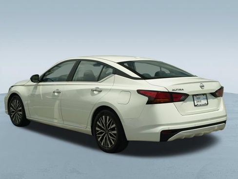 Used 2025 Nissan Altima 2.5 SV FWD image 6