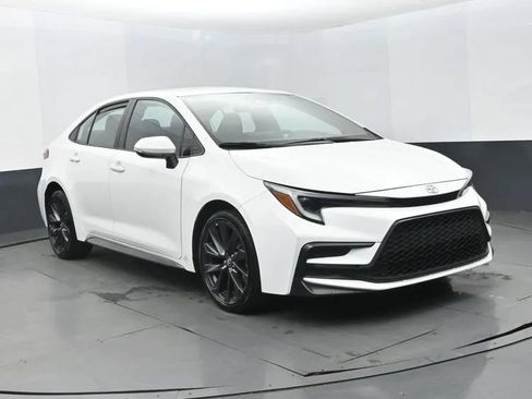 Used 2024 Toyota Corolla SE FWD image 2