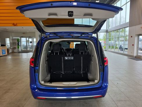 Used 2021 Chrysler Pacifica Touring-L w/ Uconnect Theater Family Group FWD image 30