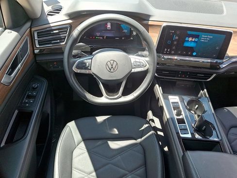 Used 2025 Volkswagen Atlas SE FWD image 11