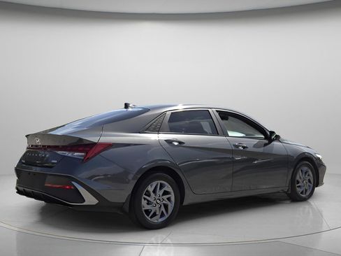 Used 2024 Hyundai Elantra Blue FWD image 7