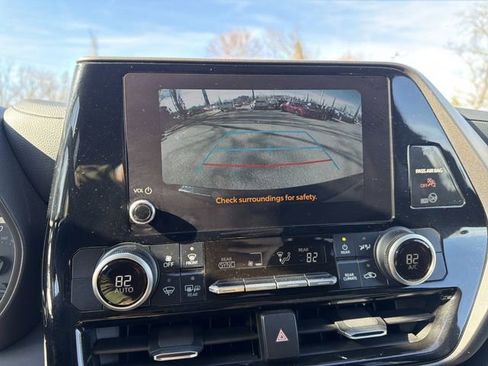 Used 2024 Toyota Highlander LE image 28