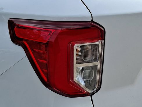 Used 2021 Ford Explorer XLT w/ Equipment Group 202A AWD/4WD image 9