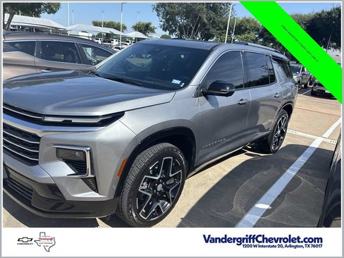 Used 2025 Chevrolet Traverse High Country FWD image 1