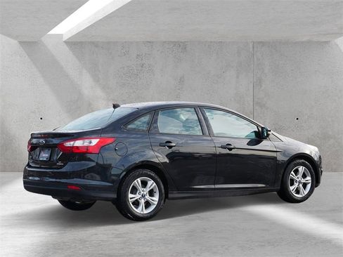Used 2013 Ford Focus SE w/ SE Winter Pkg image 3