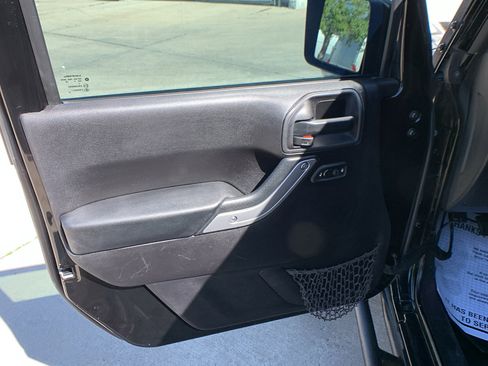 Used 2015 Jeep Wrangler Unlimited Sahara w/ Connectivity Group AWD/4WD image 10