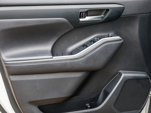 Used 2020 Toyota Highlander XLE image 21