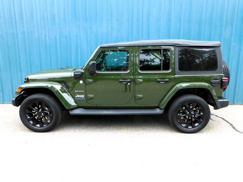 Used 2023 Jeep Wrangler Unlimited Sahara w/ Cold Weather Group AWD/4WD image 2