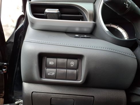 Used 2023 Toyota Highlander XLE AWD/4WD image 10