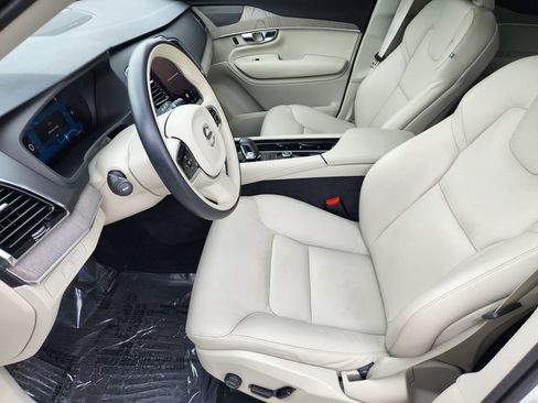 Certified 2025 Volvo XC90 T8 Plus AWD/4WD image 9