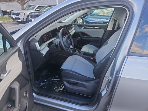 New 2025 Volkswagen Tiguan SE image 14