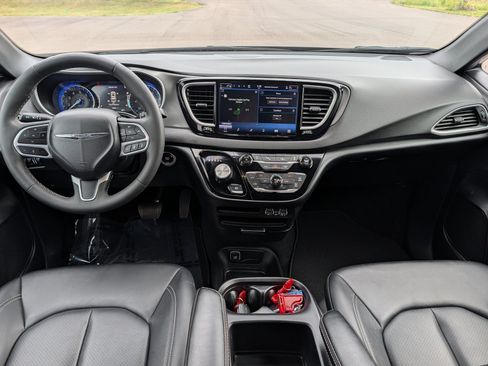 Used 2025 Chrysler Pacifica Select FWD image 10