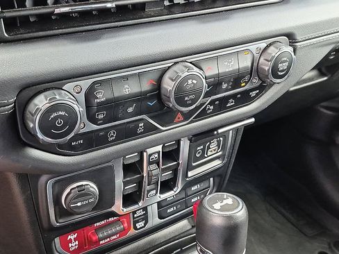 Used 2024 Jeep Wrangler Unlimited Rubicon AWD/4WD image 25