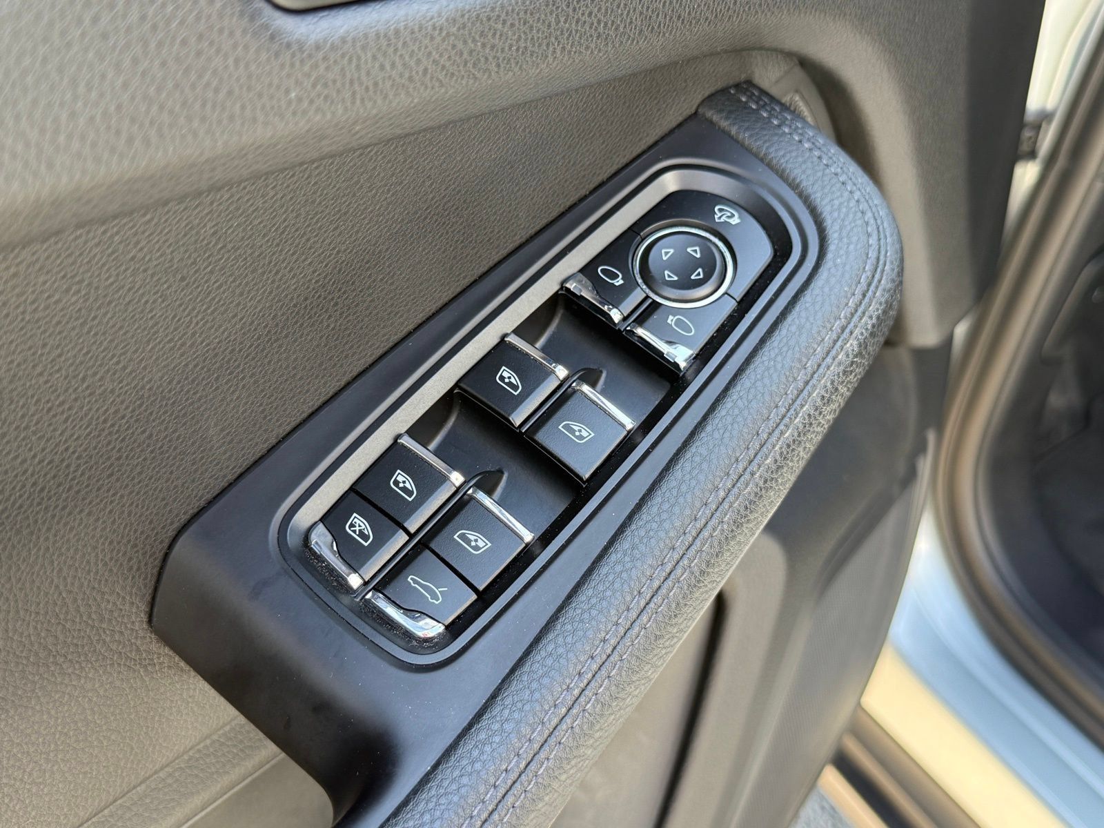 Used 2023 Porsche Macan S AWD/4WD image 24