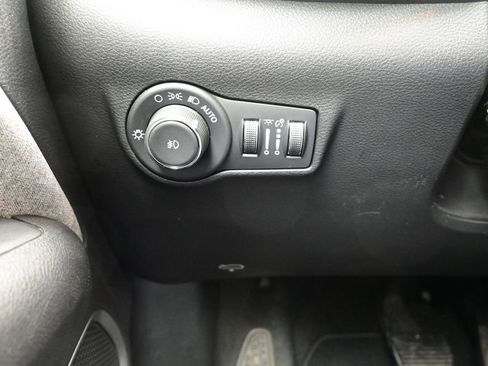 Used 2025 Jeep Compass Latitude image 18