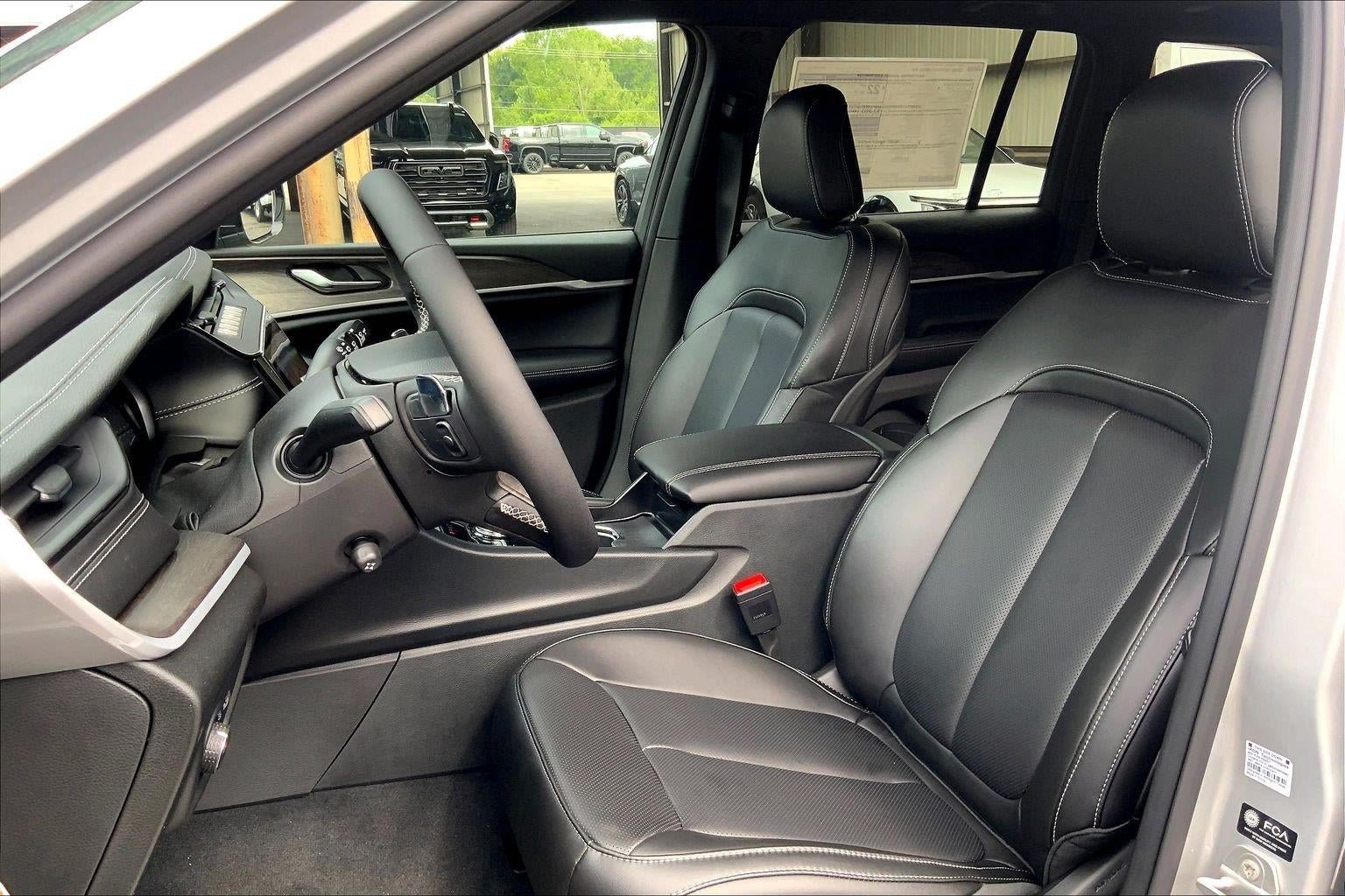 New 2026 Jeep Grand Cherokee Limited w/ Luxury Tech Group II AWD/4WD image 8