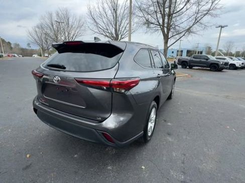 Used 2024 Toyota Highlander LE image 15