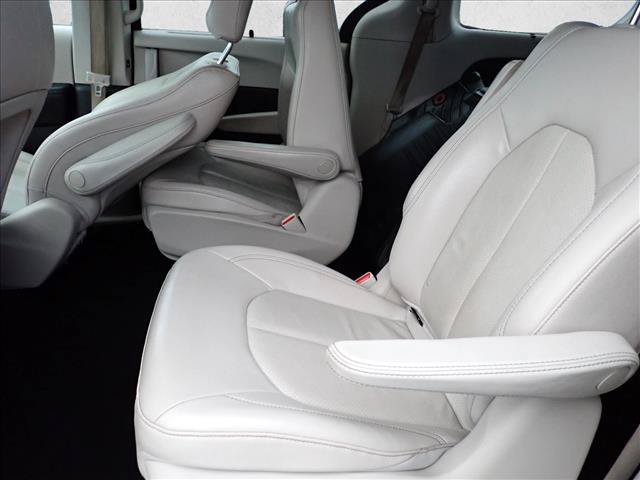 Used 2019 Chrysler Pacifica Touring-L FWD image 10