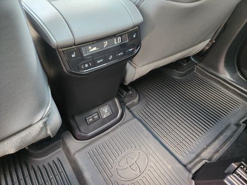 Used 2025 Toyota Highlander Platinum AWD/4WD image 23
