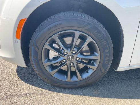 Used 2020 Chrysler Pacifica Touring-L w/ Advanced Safetytec Group AWD/4WD image 28