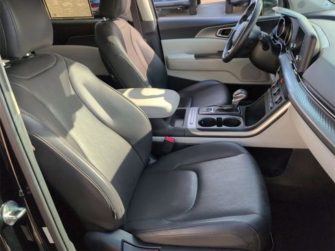 Certified 2024 Kia Carnival LX image 27