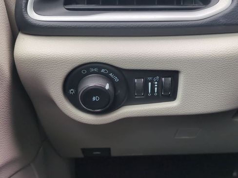 Used 2023 Chrysler Pacifica Touring-L FWD image 18