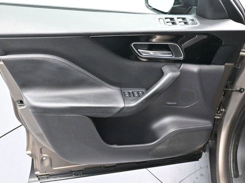 Used 2017 Jaguar F-PACE Premium image 11