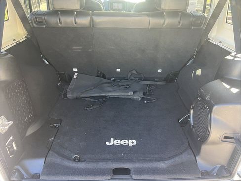 Used 2013 Jeep Wrangler Unlimited Rubicon AWD/4WD image 9
