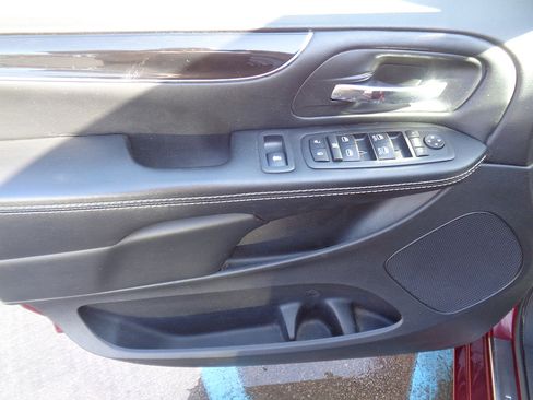 Used 2019 Dodge Grand Caravan SE image 16