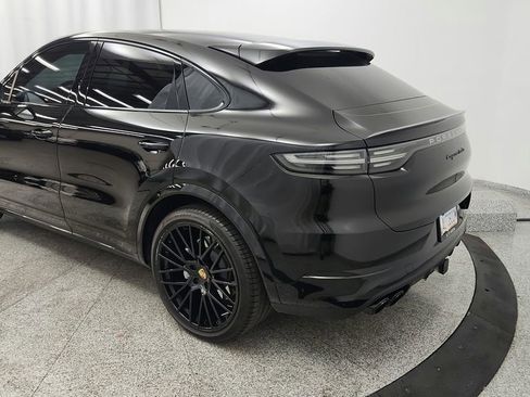 Used 2023 Porsche Cayenne Turbo AWD/4WD image 14