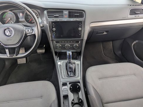 Used 2017 Volkswagen e-Golf SE image 18