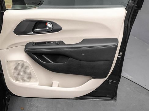 Used 2023 Chrysler Pacifica Touring-L image 40