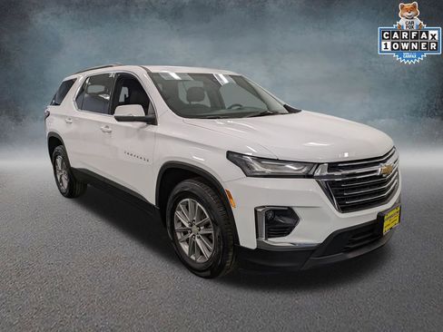 Used 2023 Chevrolet Traverse LT image 3