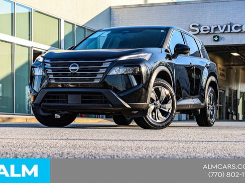 Used 2024 Nissan Rogue SV image 3