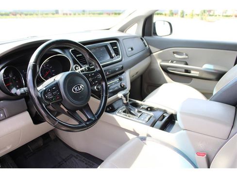 Used 2017 Kia Sedona LX w/ LX Essentials Premium Package FWD image 9
