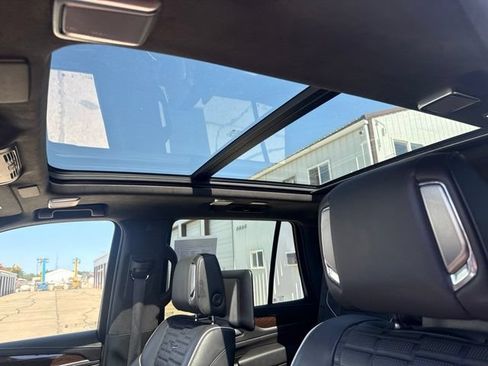 Used 2022 Cadillac Escalade Sport Platinum AWD/4WD image 4
