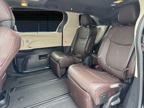 Used 2023 Toyota Sienna Platinum image 16