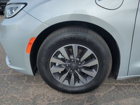 Used 2023 Chrysler Pacifica Touring-L FWD image 32