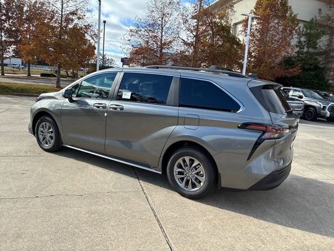 New 2026 Toyota Sienna LE image 3