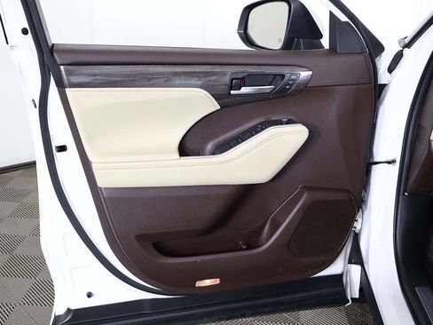Used 2022 Toyota Highlander Limited image 27